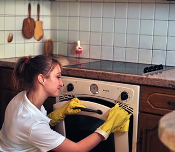 expert oven cleaning as part of an end of lease cleaning service